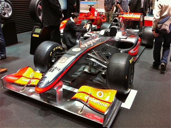 Vodafone McLaren Mercedes, McLaren MP4-26 Chassis, Mercedes 2.4 V8 Motor, von Lewis Hamilton im Jahre 2011, am Salon Automobile Swiss in Genf
