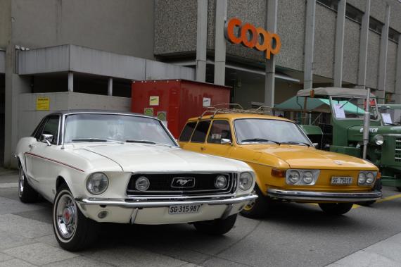 Ford Mustang in weiss in Wald Rollt