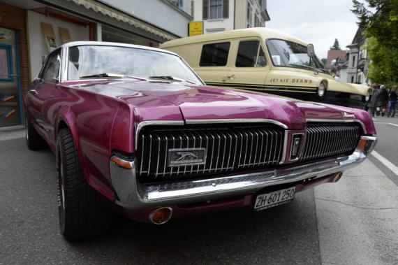 Mercury Cougar bei Wald Rollt