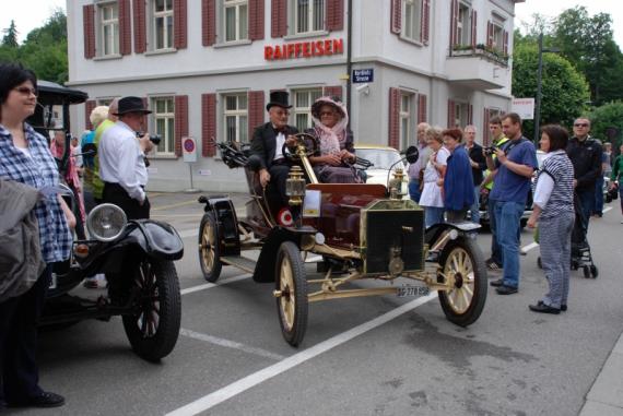 Ford T in Wald Rollt