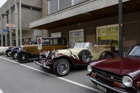 Excalibur Roadster in Wald Rollt