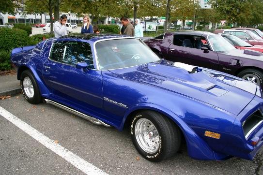 Pontiac Trans Am Targa in dunkelblau met. mit Sidepipe und Chromfelgen in Volketswil am US Car and Motorcycles Meeting