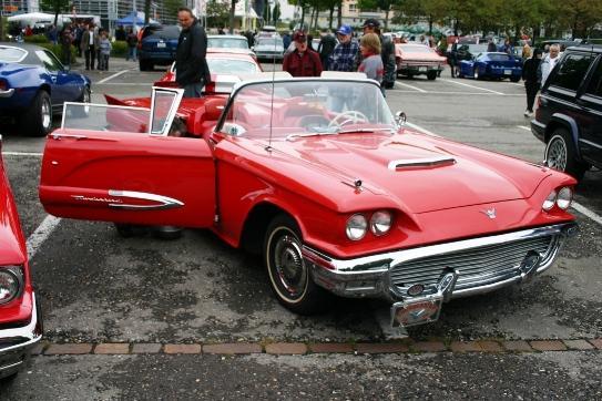 Ford Thunderbird Convertible in rot, beim US Car & Motorcycles Meeting in Volketswil CH