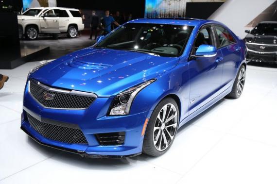 Cadillac ATS-V in blau am. der beste Biturbo seiner Klasse Der neue ATS-V, lieferbar als Limousine und als Coupé, ist mit dem gegenwärtig leistungsfähigsten Sechszylinder-Biturbo-Motor ausgestattet. Er liefert 455 PS und 603 Nm, knapp 4 s von 0 auf 100