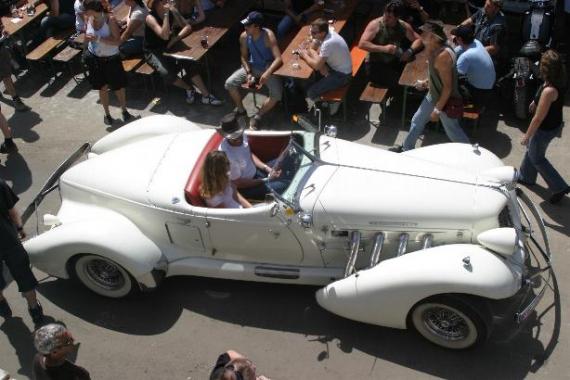 Hier ein Besucher in einem Auburn Speedster Boattail in weiss am Pullman City Treffen