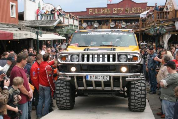 Gelber Hummer auf der Bühne am Pullman City Event