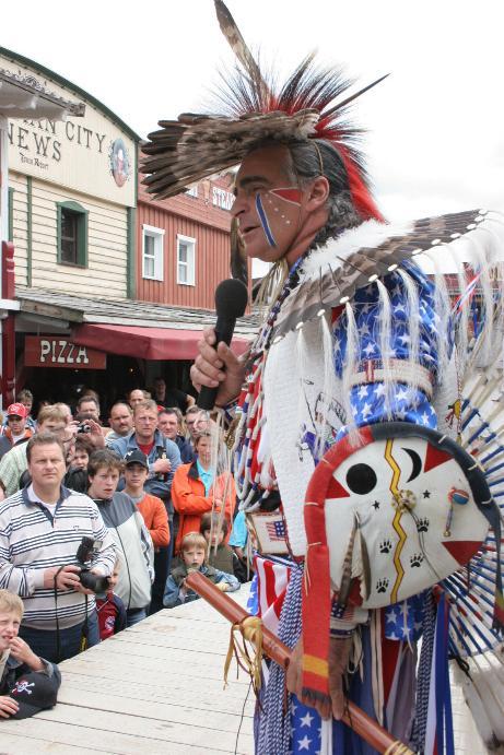 Indianer in der Western Stadt Pullman City als Speaker
