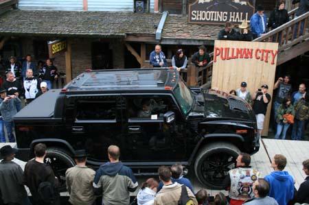 Hummer H2 Pick-up in schwarz mit schwarzen 24 Zoll Alufelgen bei der Durchfahrt am Giganten Treffen in Pullman City