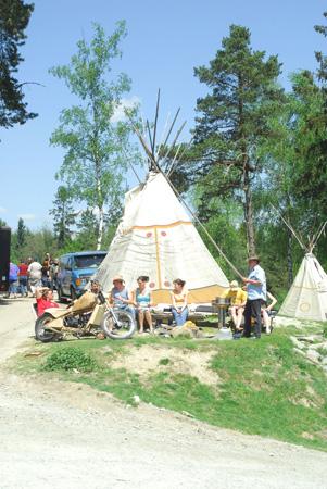 Indianer Zelte, Lagerfeuer, Camping... beim Treffen der Giganten in Pullman City