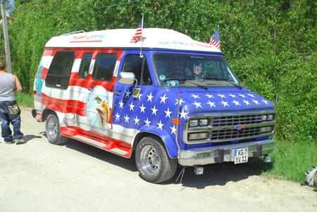 Chevrolet Van G20 mit Stars and Strips Airbrush beim Gigantentreffen in Pullamn City
