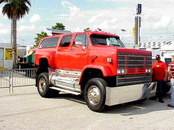 Riesiger Fullsize Truck in Daytona mit Doppelbereifung, überdimensionierter Chromstossstange und Chromdachspoiler