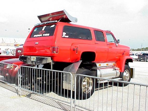 Big Truck in rot am Turkey Treffen in Daytona mit massiven Chromfelgen