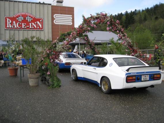 2 Ford Capri vor der einfahrt zu Roggwiler Oldtimer-Teile-Markt