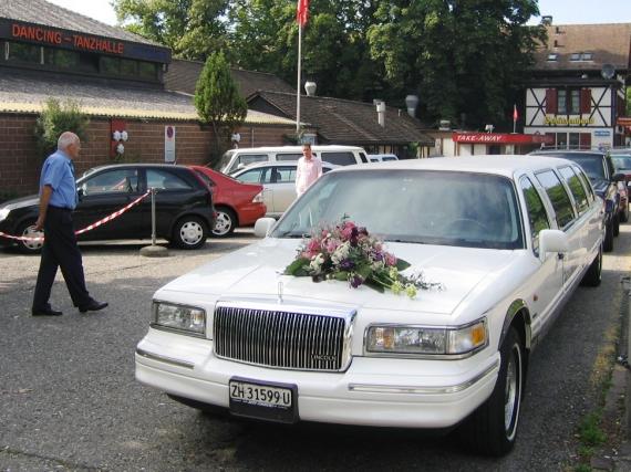 LINCOLN Stretchlimousine Splash 120 Town Car 8,6 Meter 8 Sitzplätze Automat 1997, vor dem Schützenhaus in Winterthur Rosenberg