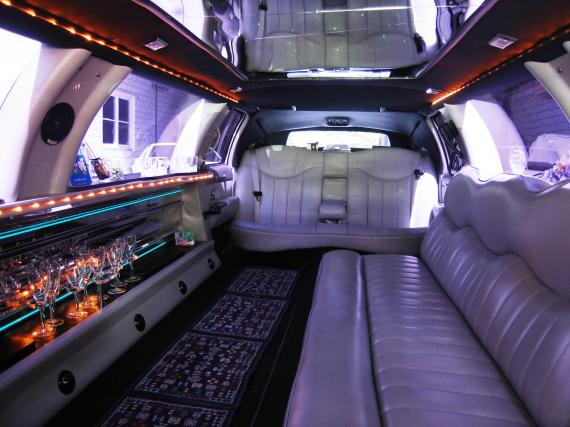 Splash LINCOLN Stretch Limousine 120 Town Car 8,6 Meter 8 Sitzplätze Automat 1997, die Bar hält die Sekt und Whisky Gläser bereit