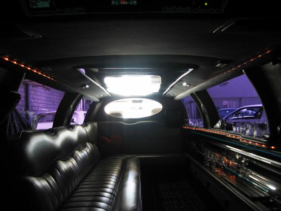Splash 120 LINCOLN Stretch Limousine Town Car 8,6 Meter 8 Sitzplätze Automat 1997, die Trennscheibe lässt sich el. von vorne und hinten öffnen