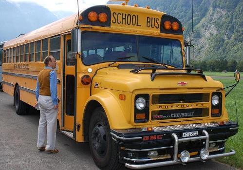 Hier in Glarus ein gelber Chevrolet School Bus wie ihn Konny Reimann in Texas auch fährt, am US-Car Meeting in Mollis