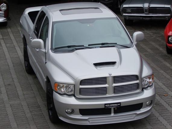 Pickup DODGE Ram SRT Quad Cab 140.5“ WB 4-Door 506 cid V10 Aut. 2005, mit einer Lufthutze auf der Motorhaube