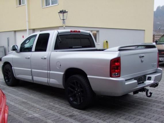 DODGE Ram SRT-10 V10 Quad Cab Pick Up 140.5“ 8277 ccm Aut. 2005, mit breitem Heckspoiler
