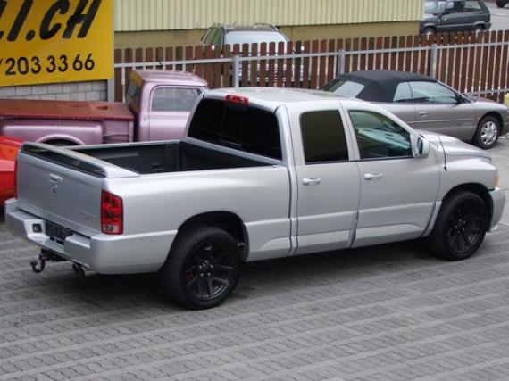 Ram DODGE Quad Cab SRT/10 Pick Up 140.5“ WB 4-Door 506 cid Aut. 2005, die hinteren Fenster sind schwarz getönt