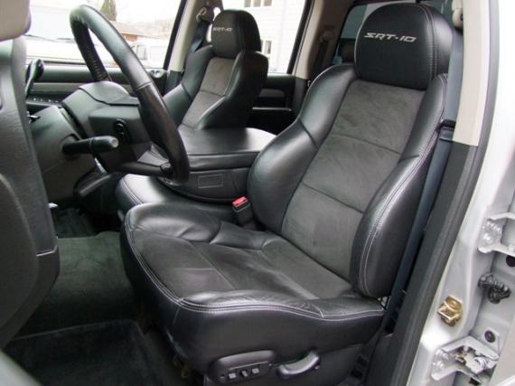 DODGE Ram SRT-10 Pickup 8,3 ccm V10 Aut. 2005, SRT-10 Halbschalensitze in schwarzem Leder und Alcantara