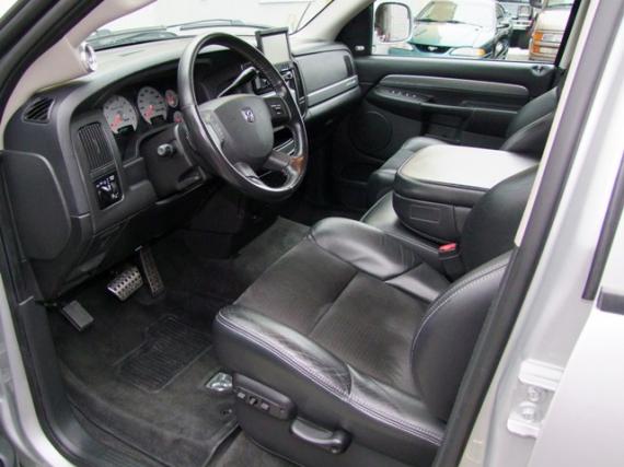 DODGE SRT-10 Ram Quad Cab Pick Up 140.5“ WB 4-Door 506 cid V10 Aut., die Sitze und die Pedalen lassen sich el. verstellen