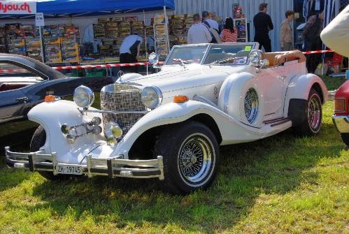 Ein Excalibur 20th Anniversary Signature Serie Roadster in weiss mit dem 305er Motor am Treffen in Oensingen