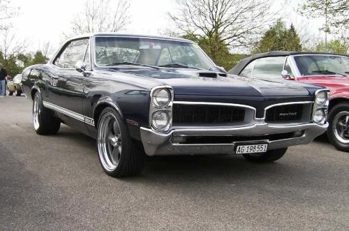 Pontiac Tempest GTO Hardtop Coupe 1967 schwarz am Treffen vom Friday Night Cruisers Club