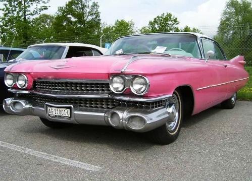 Pink Cadillac 1959 De Ville Hardtop Coupe mit den berühmtesten schönen Heckflossen am US Event der Friday Night Cruisers in Önsingen