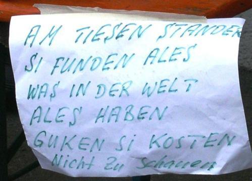 AM TIESEN STANDER SI FUNDEN ALES WAS IN DER WELT ALES HABEN GUKEN SI KOSTEN Nicht Zu schauen. Hat der Aussteller auf sein Plakat geschrieben