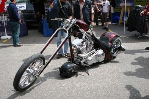 Chopper mit riesiger Telegabel in Kirchberg am US-CAR & BIKE Treffen