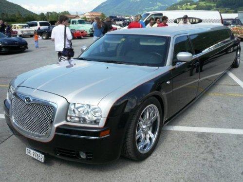 Stretchlimousine Chrysler 300C mit 2 Fraben Lackierung und dem Chrom Bentley Kühlergrill