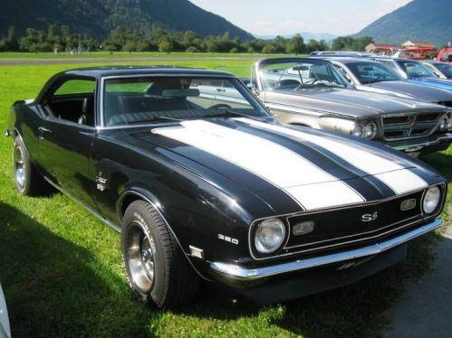 Chevrolet Camaro SS schwarz mit weissen GT Streifen in Mollis am US-Car Meeting