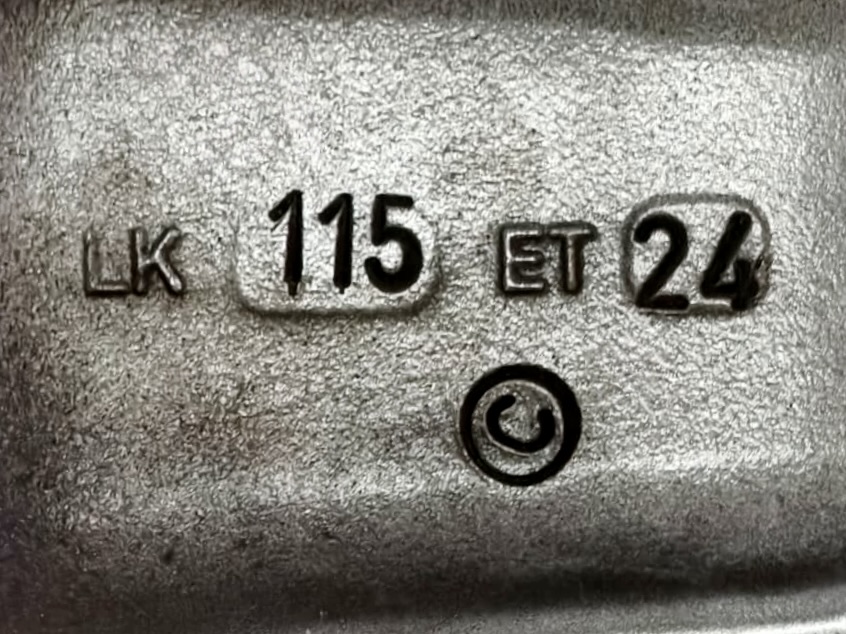 4 x Dezent F 18 Zoll Alufelgen Chrysler 300C mit Winterreifen10 4 x Dezent F 18 Zoll Alufelgen Chrysler 300C mit Winterreifen