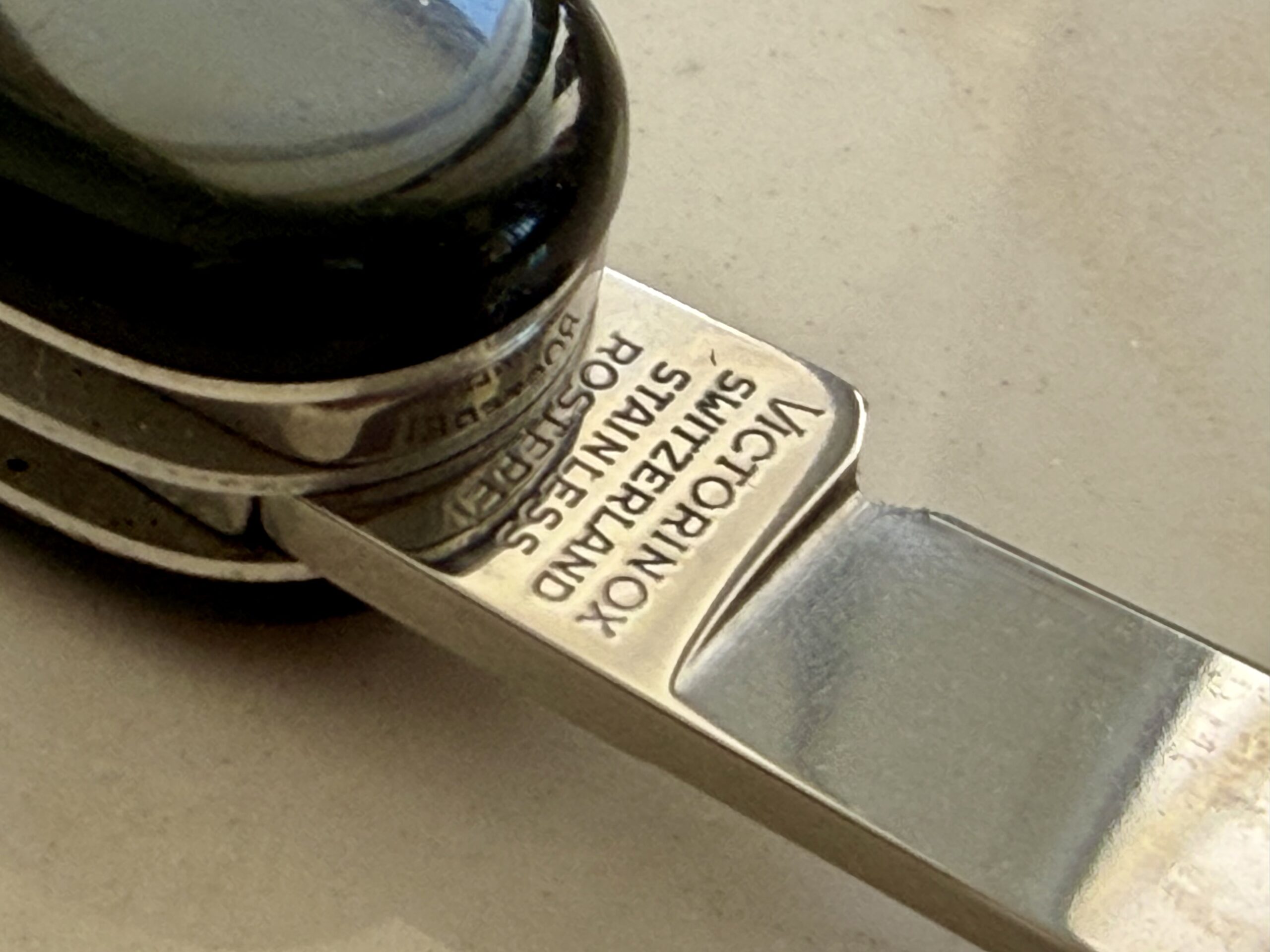 Bild 10 Victorinox Switzerland Rostfrei Prägung auf der Klinge Ducati Compact 13405 Schweizer Taschenmesser Detailbild Bild 10 Victorinox Switzerland Rostfrei Prägung auf der Klinge Ducati Compact 13405 Schweizer Taschenmesser Detailbild