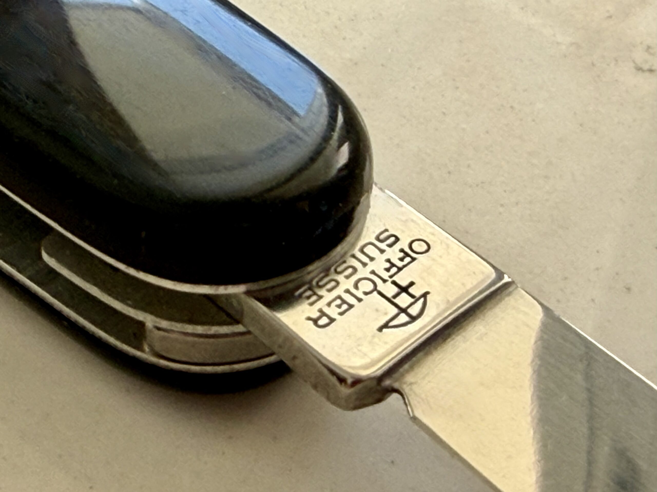 Officier Suisse Prägung auf der Klinge Original Victorinox Ducati Compact Schweizer Taschenmesser Nahaufnahme Officier Suisse Prägung auf der Klinge Original Victorinox Ducati Compact Schweizer Taschenmesser Nahaufnahme