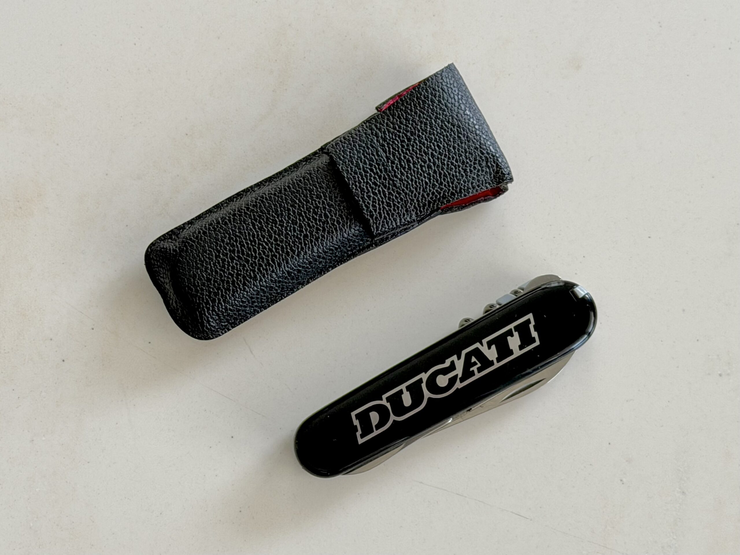 Original Lederetui für Victorinox Ducati Compact Schweizer Taschenmesser schwarzes Etui mit rotem Innenfutter Original Lederetui für Victorinox Ducati Compact Schweizer Taschenmesser schwarzes Etui mit rotem Innenfutter