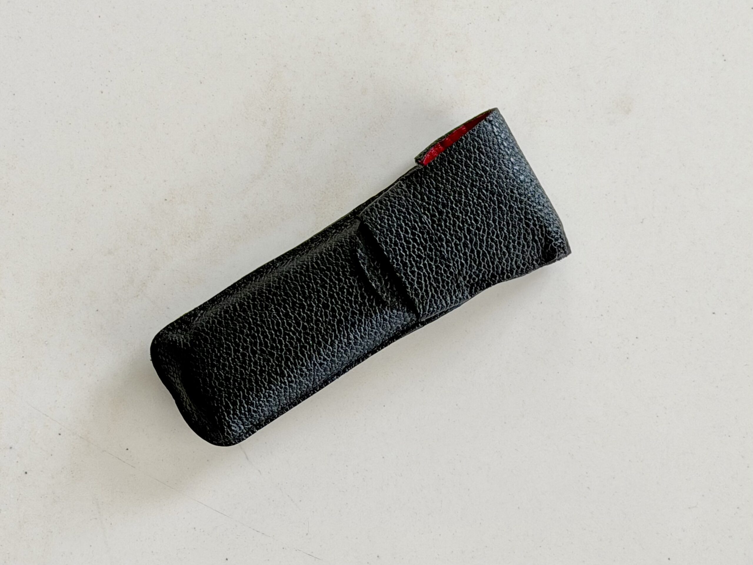 Original Victorinox Lederetui für Ducati Compact Schweizer Taschenmesser schwarzes Leder rotes Innenfutter Original Victorinox Lederetui für Ducati Compact Schweizer Taschenmesser schwarzes Leder rotes Innenfutter