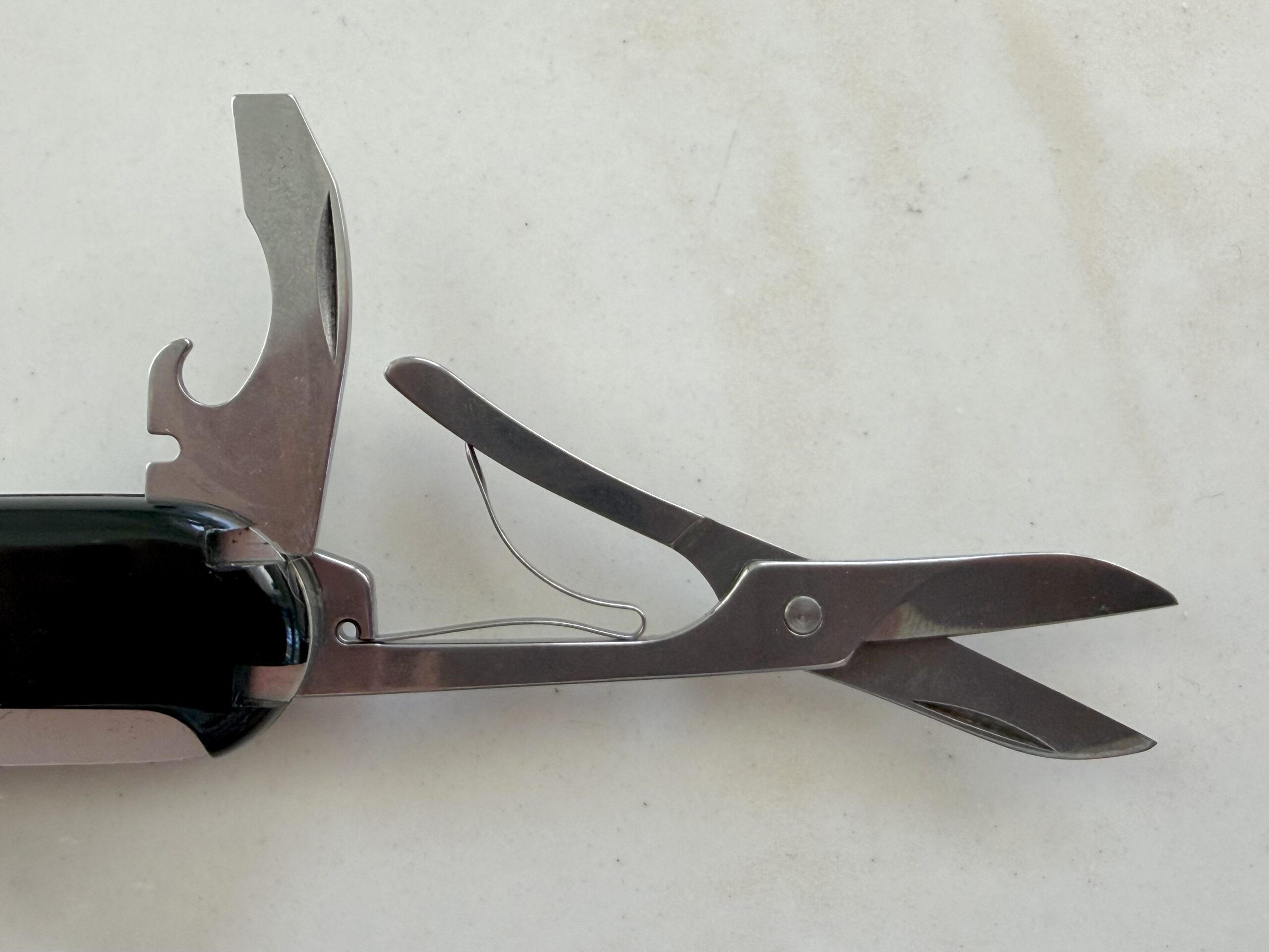 Victorinox Schere Kombiwerkzeug Dosenöffner Kapselheber Ducati Compact Schweizer Offiziersmesser Detailaufnahme Victorinox Schere Kombiwerkzeug Dosenöffner Kapselheber Ducati Compact Schweizer Offiziersmesser Detailaufnahme