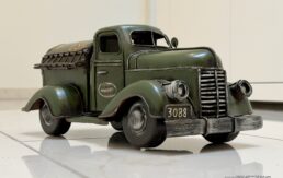 Vintage Pennzoil Tankwagen Metallmodell im Stil eines Federal Truck von 1947. Dekorativer amerikanischer Oldtimer Tanklastwagen aus Metall mit Militärgrün Lackierung, Tankaufbau, authentischer Vintage Patina und zahlreichen liebevollen Details. Länge ca. 32 cm, Höhe ca. 15 cm.