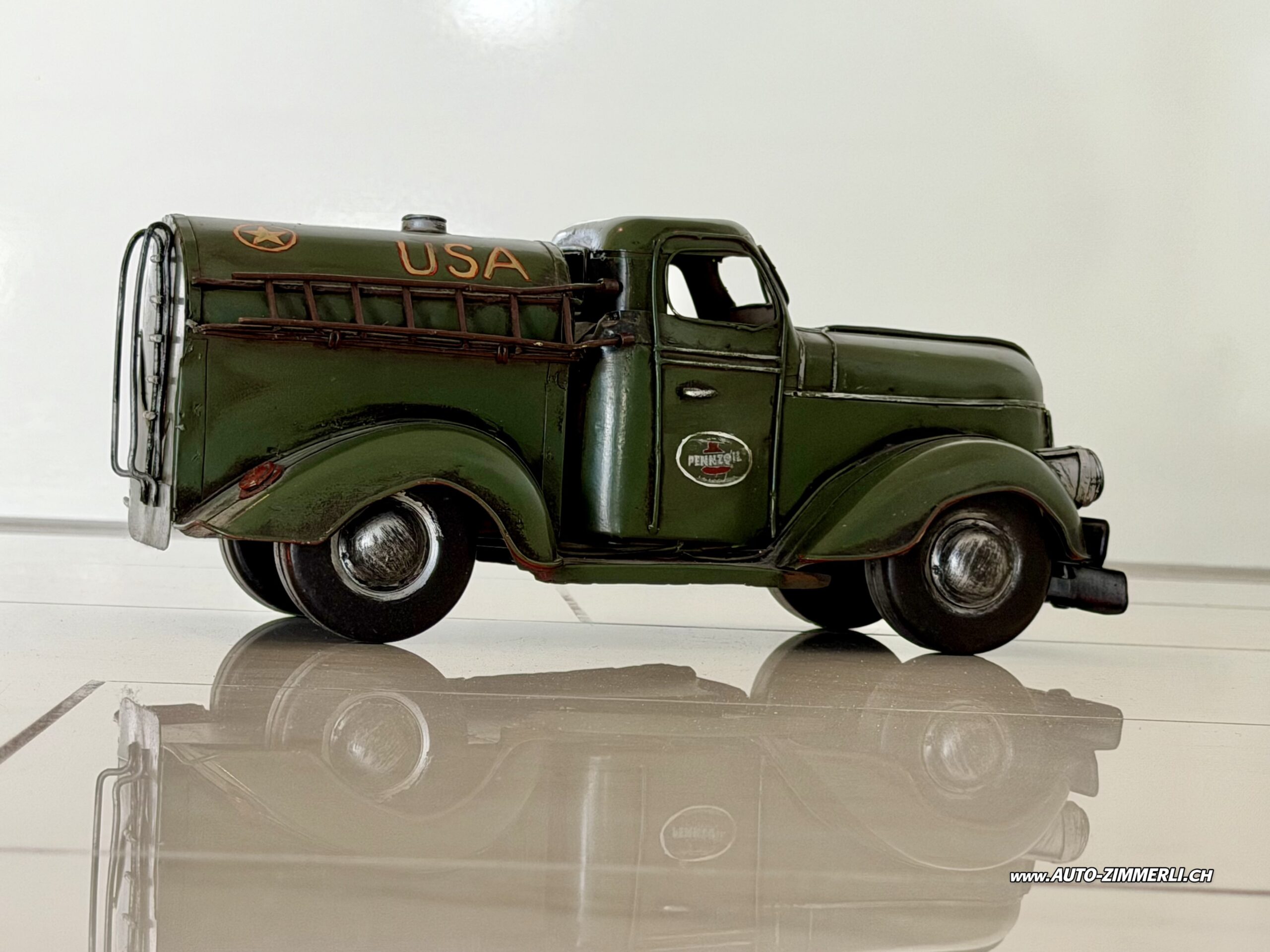 Federal Tank Truck Pennzoil Metallmodell Seitenansicht Fahrerhaus USA Vintage Oldtimer LKW Seitenansicht des Fahrerhauses und Tankaufbaus eines Pennzoil Tankwagen Metallmodells im Stil eines historischen Federal Truck Oldtimer LKW.
