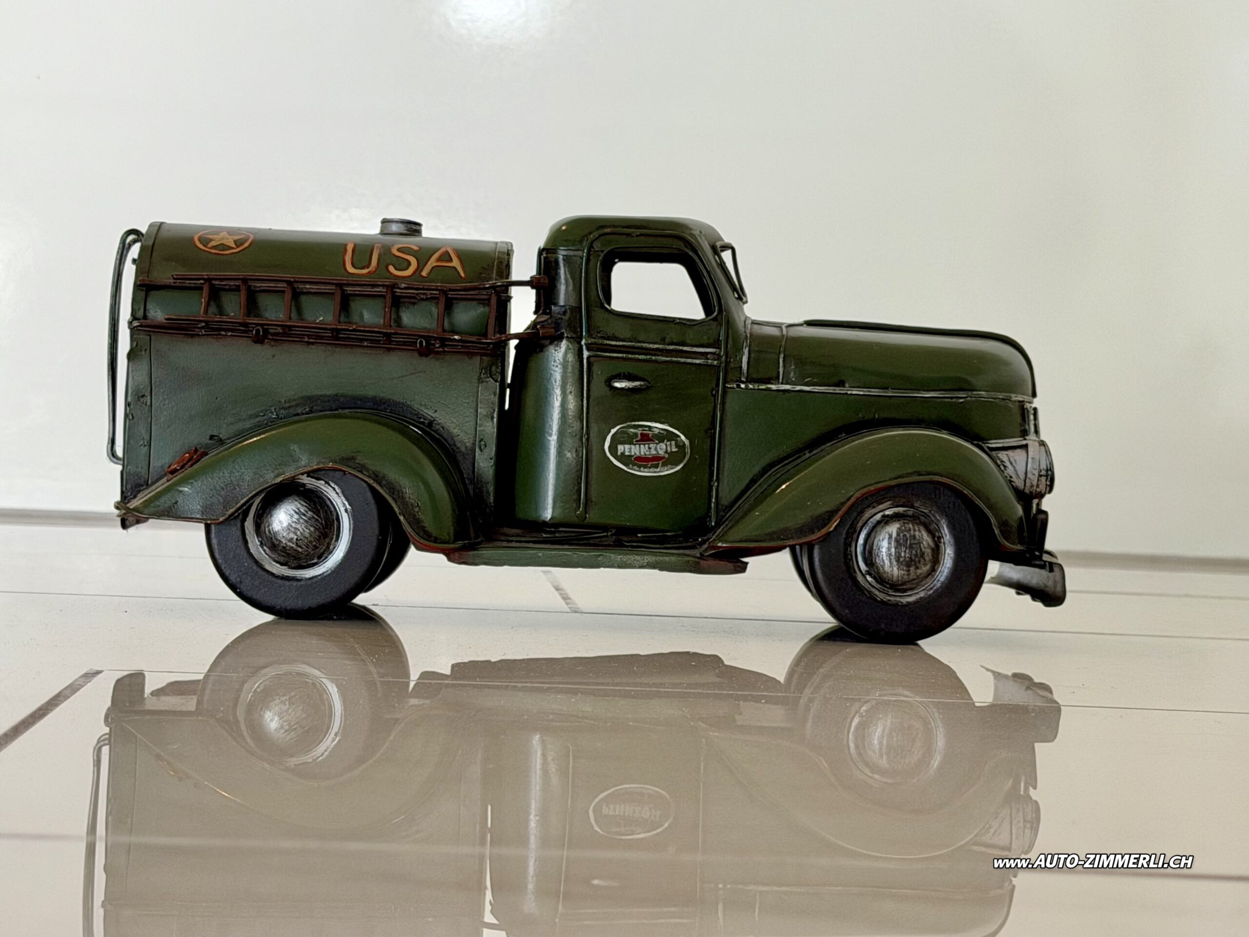 Federal Truck Fuel Tanker USA Metallmodell Pennzoil Tankwagen Militärgrün Sammlermodell Vintage Fuel Tanker Metallmodell mit Pennzoil Logo und Tankaufbau. Amerikanischer Tankwagen im Stil eines Federal Truck mit authentischer Patina.
