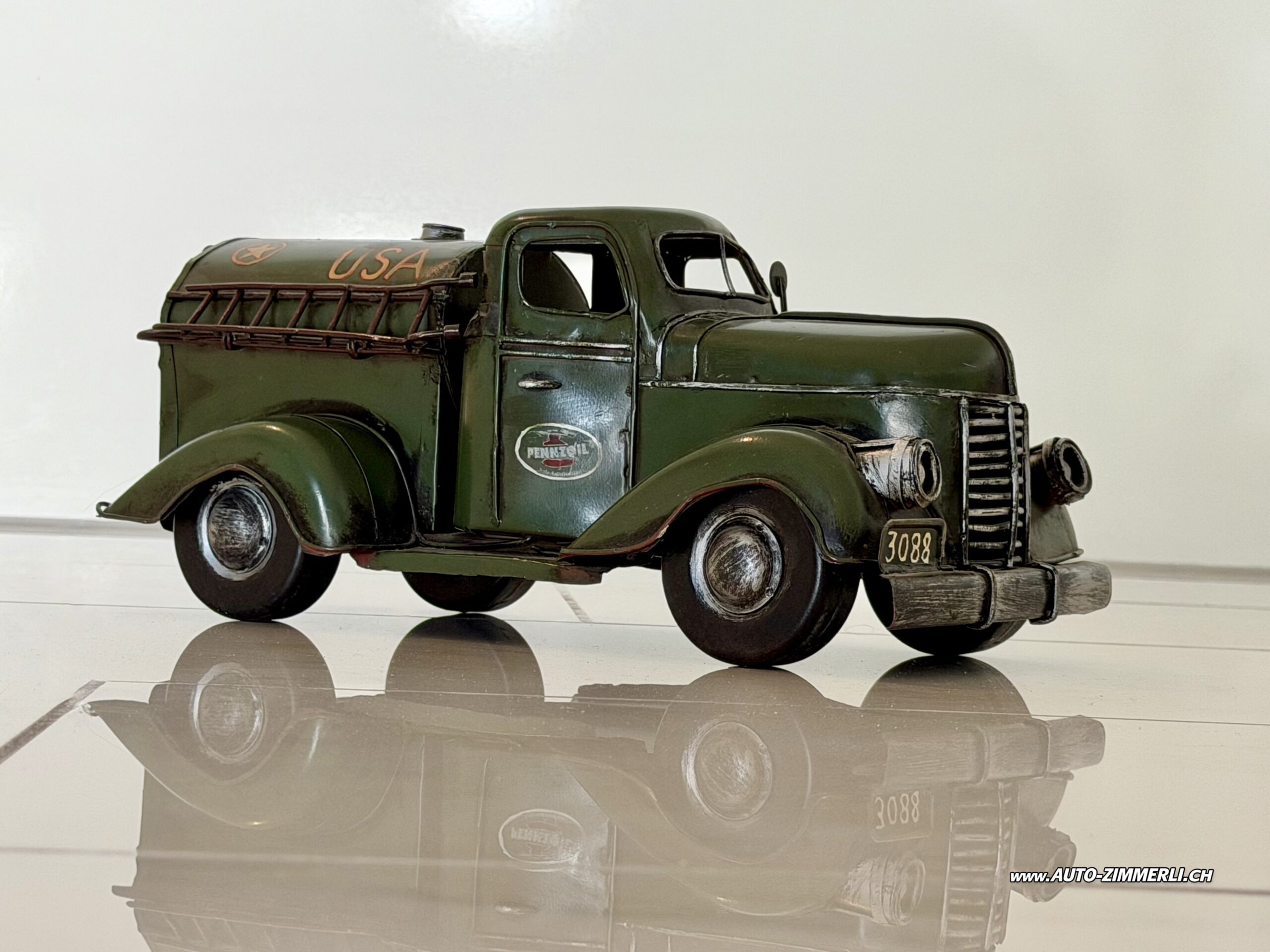 Federal Truck Vintage Tankwagen Metallmodell Pennzoil Oldtimer Truck Americana Deko Modell Schrägansicht eines Federal Truck Tankwagen Metallmodells mit Pennzoil Beschriftung, Tankaufbau, Oldtimer LKW Design und Vintage Americana Stil.