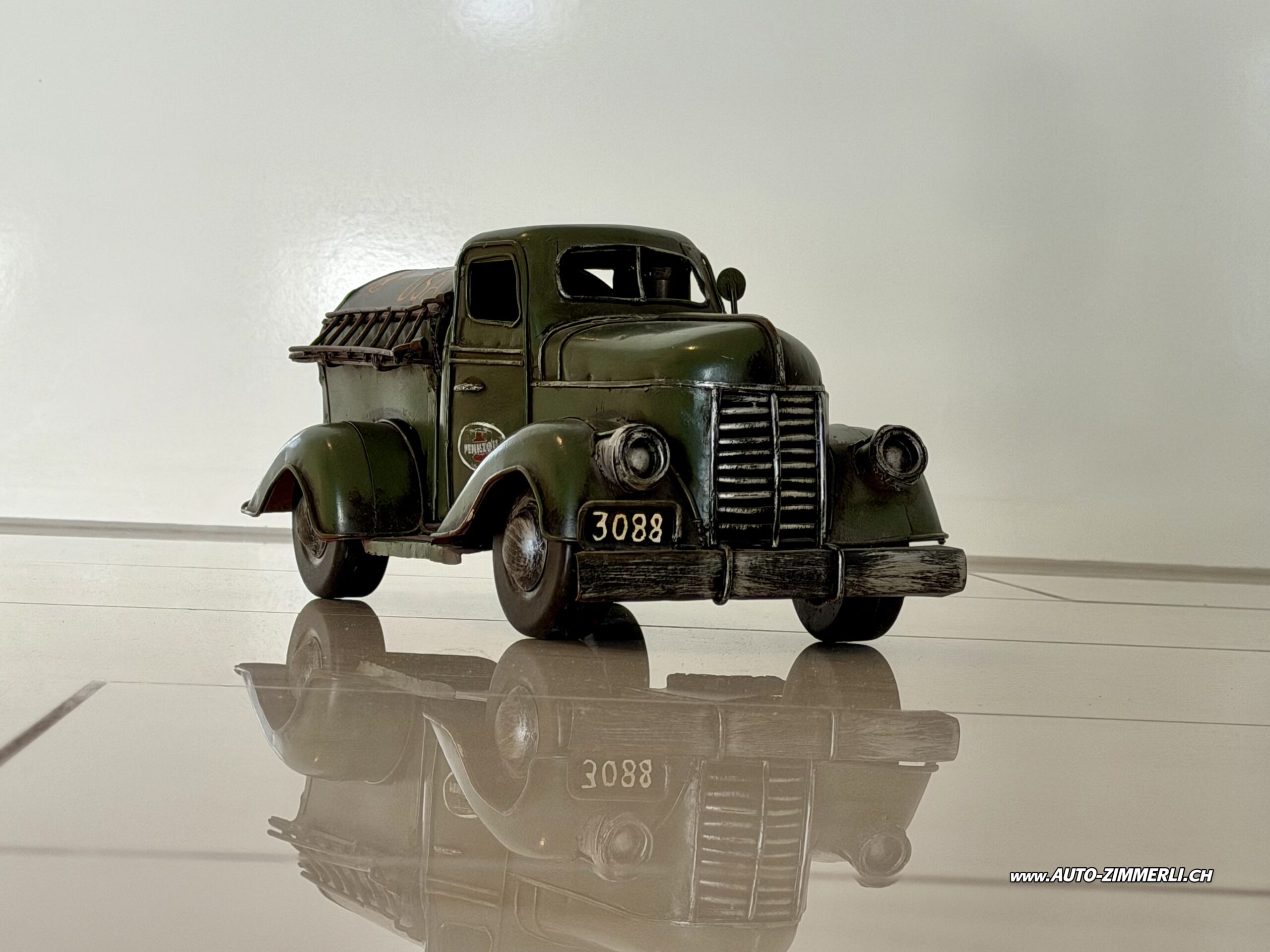 Federal Truck Tankwagen Front Rechts Metallmodell USA Fuel Tanker Pennzoil Vintage Modell Frontansicht von rechts eines Pennzoil Tankwagen Metallmodells im Stil eines Federal Truck von 1947 mit klassischem Kühlergrill und Oldtimer Charakter.