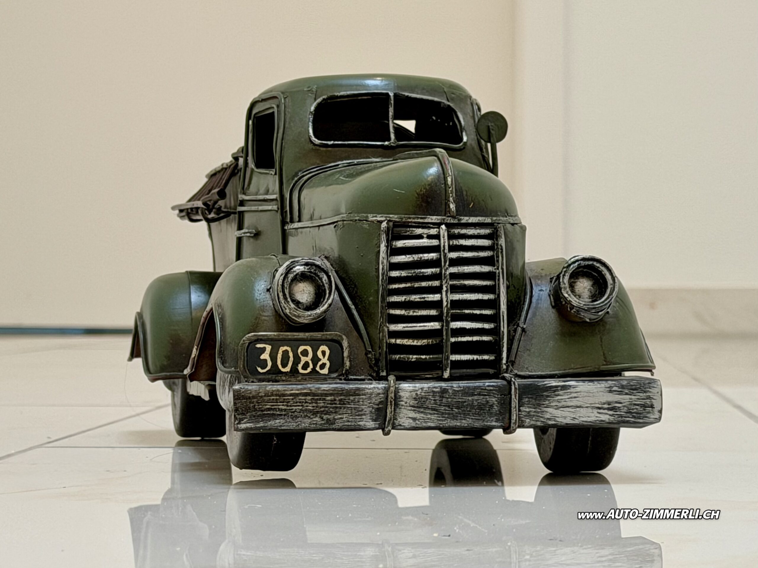 Federal Truck Tanker Truck Pennzoil USA Metallmodell Oldtimer Tankwagen Frontansicht Vintage Frontansicht eines Vintage Pennzoil Tankwagen Metallmodells im Federal Truck Stil. Detaillierter Kühlergrill, Stoßstange, Scheinwerfer und Tankwagenaufbau im Americana und Oldtimer Truck Design.