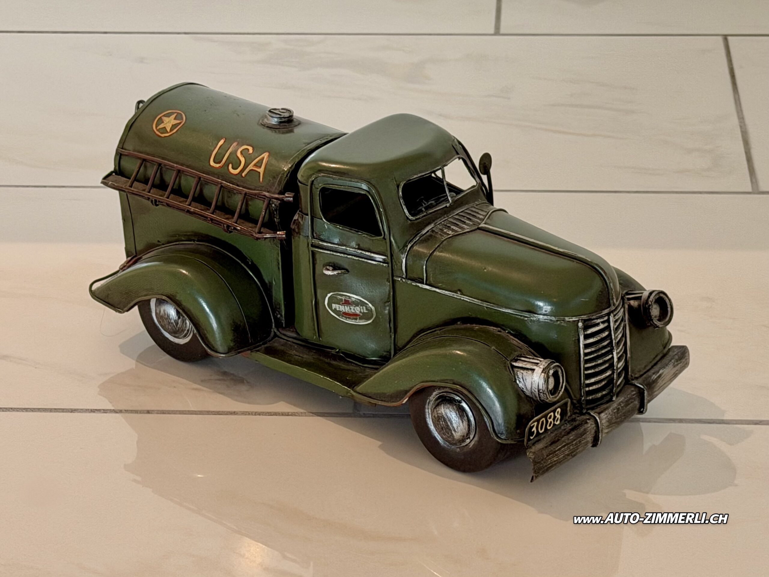 Federal Truck Pennzoil Tankwagen Schrägansicht Metallmodell Oldtimer LKW USA Truck Schrägansicht eines Vintage Pennzoil Tankwagens im Stil eines Federal Truck. Metallmodell mit Tankaufbau, Militärgrün Lackierung und authentischer Patina.