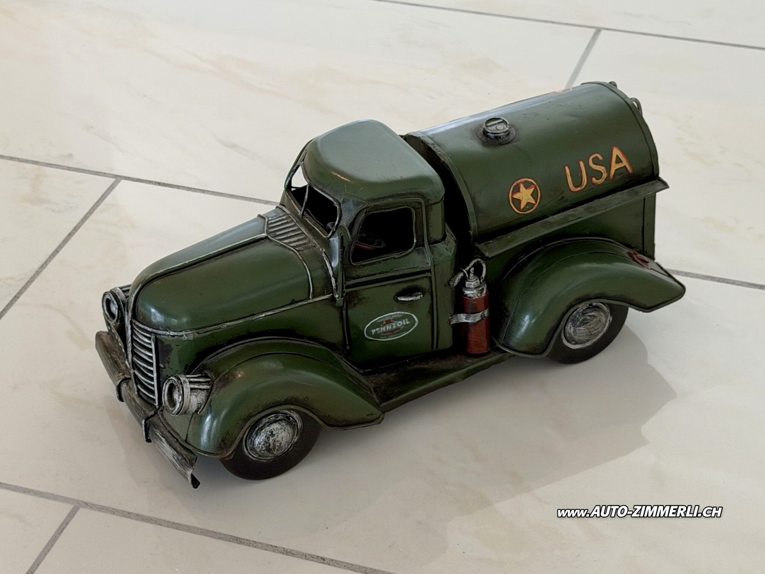 Federal Truck Tankwagen Tankaufbau Pennzoil Metallmodell Vintage Fuel Truck Sammlermodell Ansicht von oben auf einen Pennzoil Tankwagen im Stil eines Federal Truck. Metallmodell mit USA Beschriftung, Tankaufbau und zahlreichen dekorativen Details.