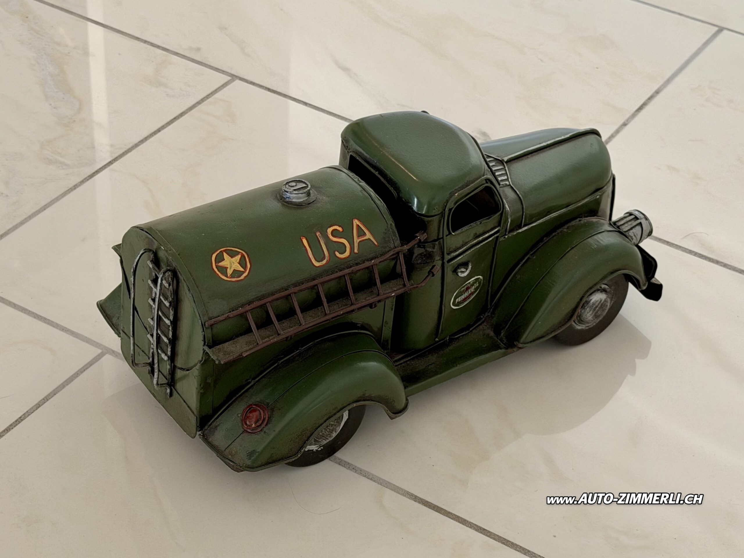 Federal Truck Tankwagen Heck Schrägansicht USA Pennzoil Metallmodell Oldtimer Deko Schräg von oben fotografierter Vintage Tankwagen mit Pennzoil Logo, Tankaufbau und Federal Truck Design. Americana Sammlermodell aus Metall.