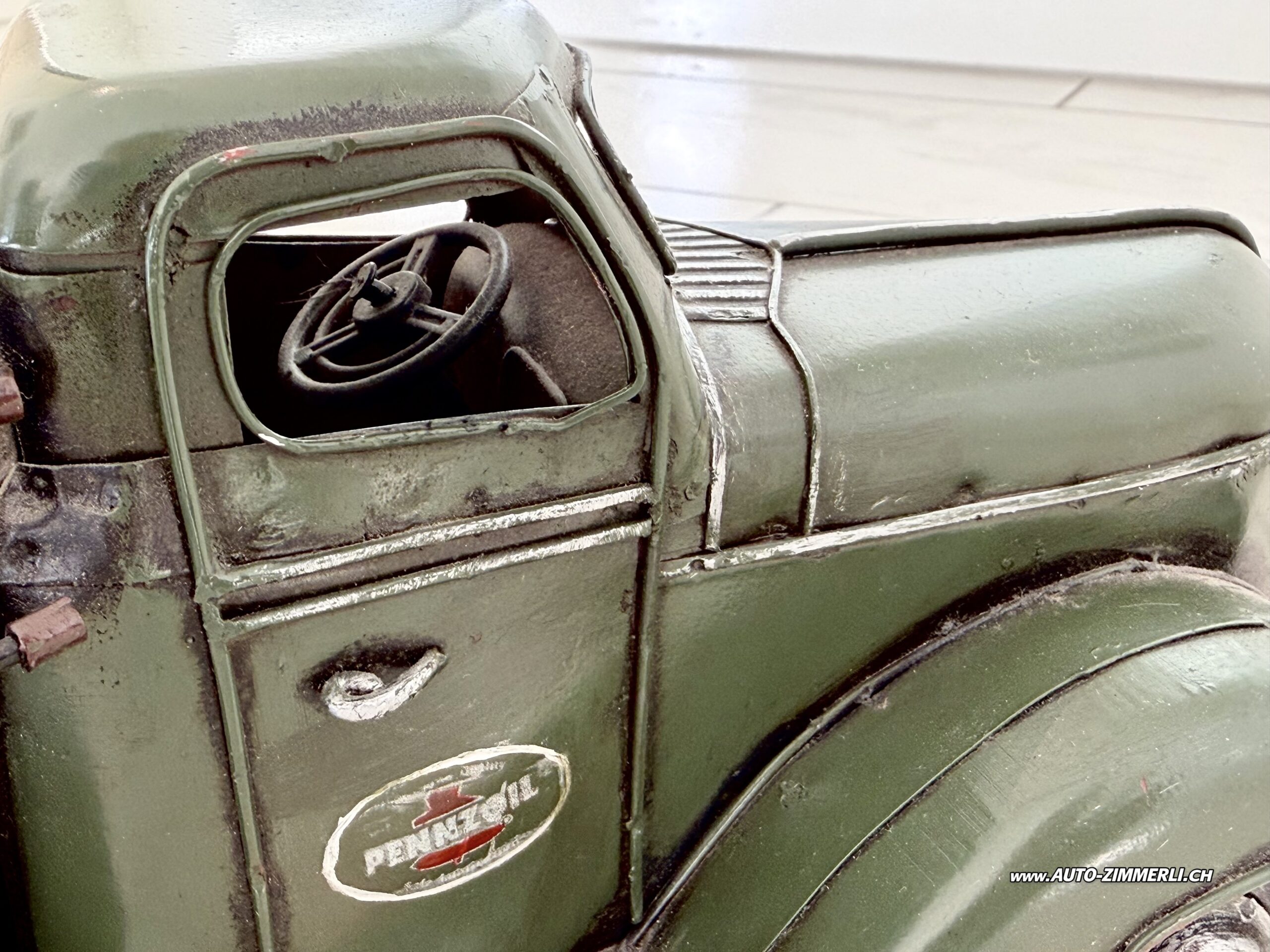 Federal Truck Fahrerhaus Detail Lenkrad Innenraum Metallmodell Tankwagen Pennzoil USA Detailaufnahme des Fahrerhauses mit Lenkrad und Tür eines Pennzoil Tankwagen Metallmodells im Federal Truck Stil. Vintage Americana Sammlerstück.