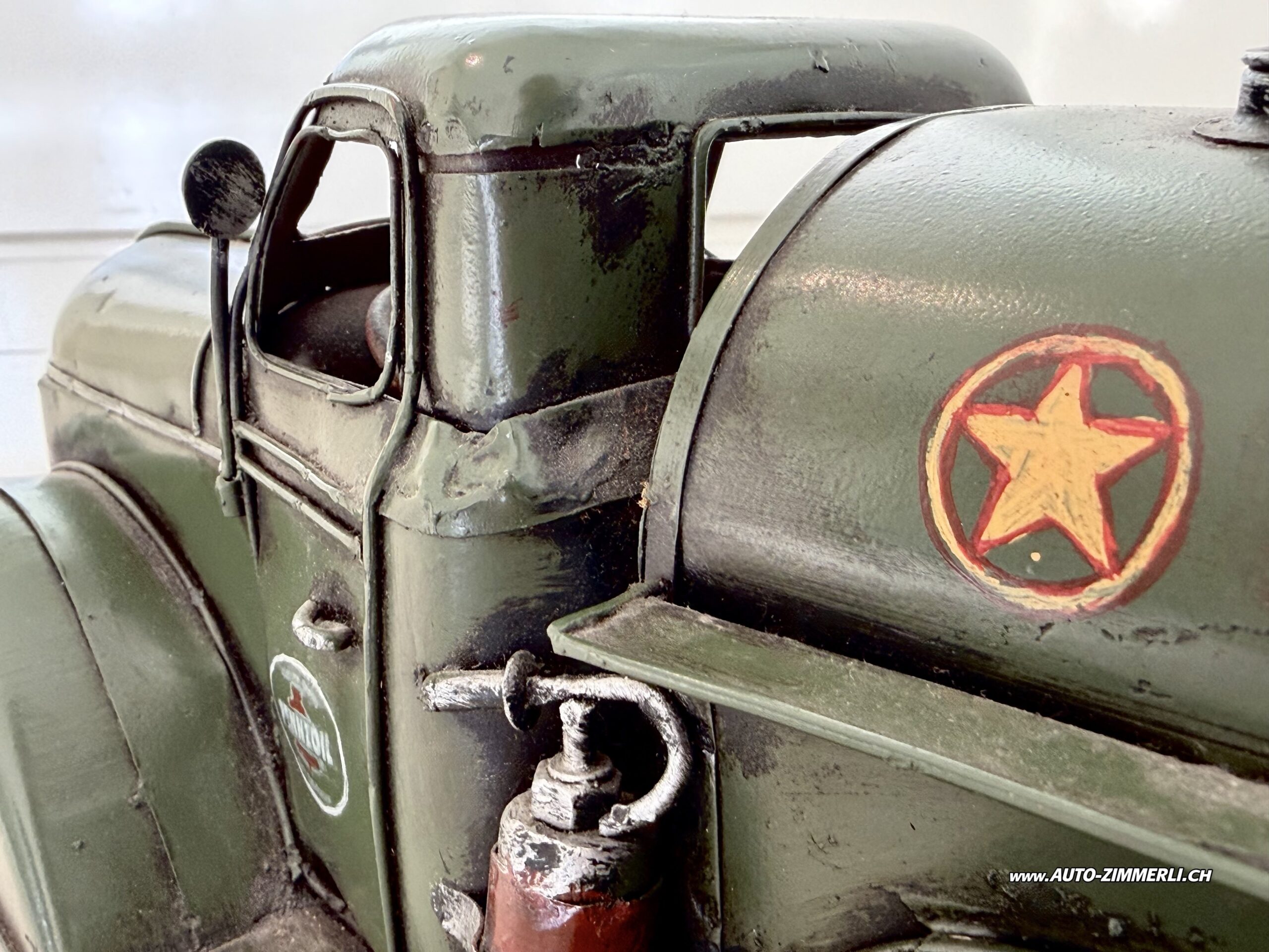 Federal Truck Tankwagen Feuerlöscher USA Stern Detail Pennzoil Metallmodell Vintage Truck Detailaufnahme des Tankaufbaus mit Feuerlöscher und USA Stern eines Vintage Pennzoil Tankwagen Metallmodells im Stil eines Federal Truck von 1947 mit authentischer Patina.